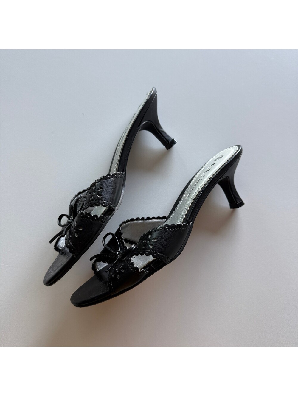 Chinese Laundry Eyelet Bow Detail Black Women's Kitten Heels Size 9W 2 1/2" Heel